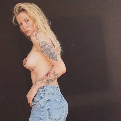 Ireland Basinger-Baldwin in topless su Instagram: "Non mi vergogno di me stessa"