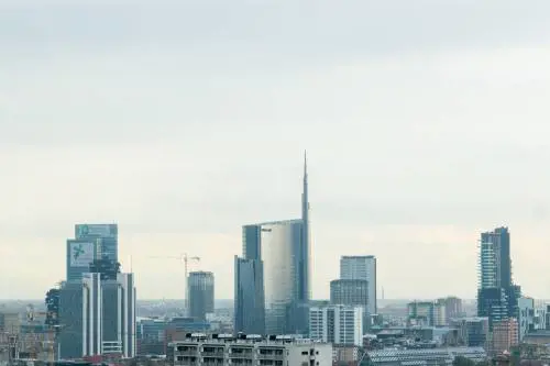 Grattacieli, griffe e finanza Tutti gli affari dello sceicco