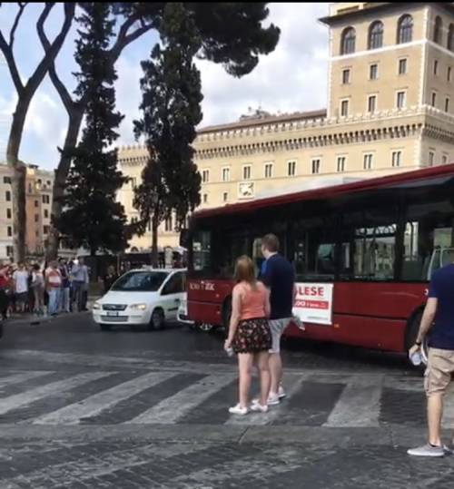 Roma, bus senza conducente travolge una Smart a piazza Venezia