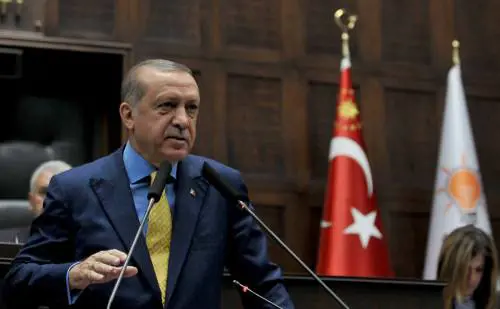 Erdogan accusa la Merkel: "Porta la Germania al suicidio"