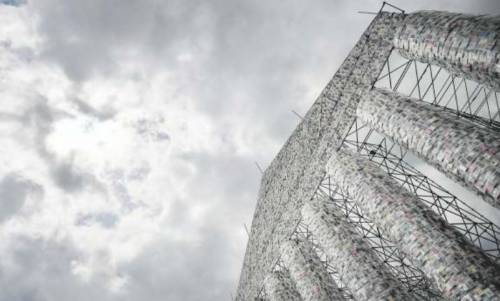Il "Partenone dei libri" simbolo dell'Europa che resiste alle fiamme