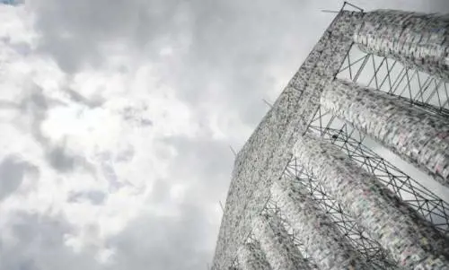 Il "Partenone dei libri" simbolo dell'Europa che resiste alle fiamme