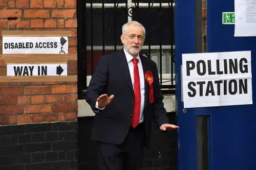 I sogni dello sfidante Corbyn, "vecchio arnese rosso"