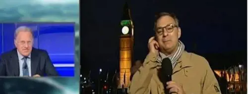 Tg La7, rissa alle spalle dell'inviato a Londra