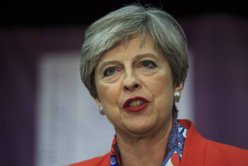 Grenfell Tower, Theresa May: "Non controlleremo lo status degli stranieri"