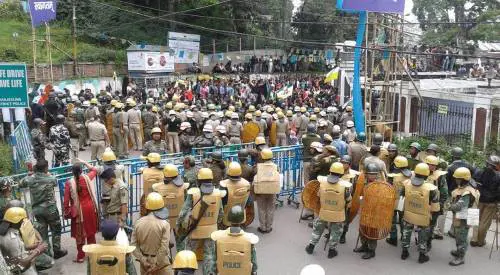 Violenti proteste in India bloccano miglialia di turisti
