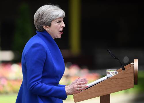 Theresa May va dalle regina e non molla: "Formerò un governo"