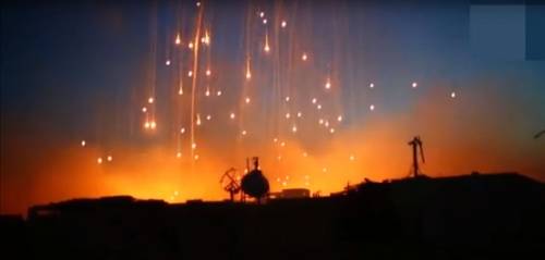 Raqqa, fonti pro-governative: "Raid aerei Usa con bombe al fosforo sulla città"