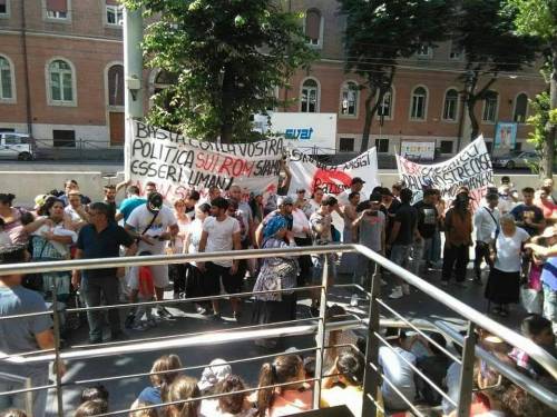 Nomadi invadono ingresso di un assessorato a Roma