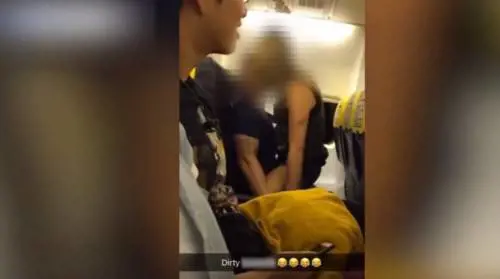 Sesso sul volo Ryanair. ​E il video finisce in rete