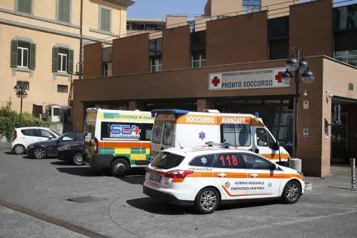 Arriva in ospedale con un forte mal di gola e muore. Il caso choc