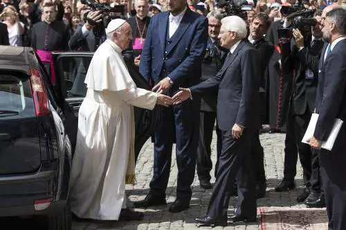 Il Papa: "Urgente cooperazione internazionale sui migranti"