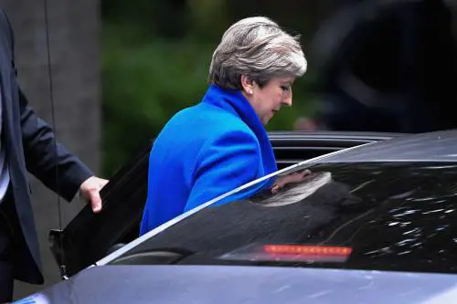 La May perde due fedelissimi. Intesa di governo con il Dup