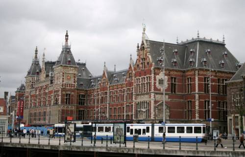 Amsterdam, auto sulla folla: ​almeno 8 feriti alla stazione