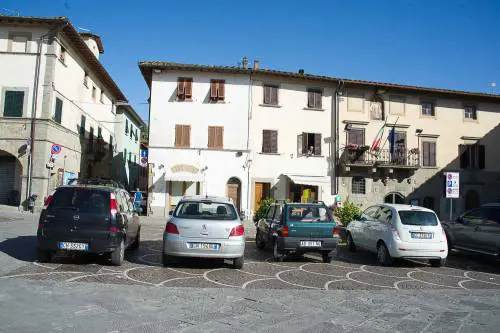 Arezzo, bimba morta in auto. Indagini su offese ai genitori