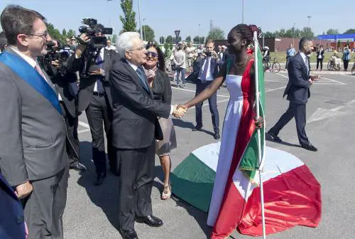 Immigrata veste col Tricolore: denunciata per vilipendio