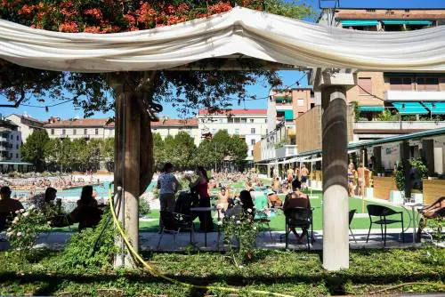 Aperitivi a bordo vasca: ecco i locali più chic per sorseggiare l'estate