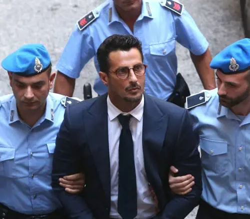 Fabrizio Corona in tribunale fa commuovere la sua fidanzata