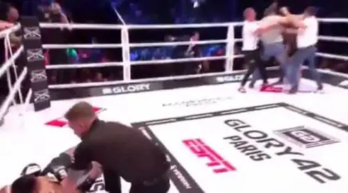 Colpisce l'avversario alle spalle ma viene aggredito dai tifosi