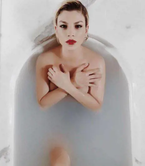 Emma Marrone criticata dai fan per una foto provocante. Immediata la sua reazione