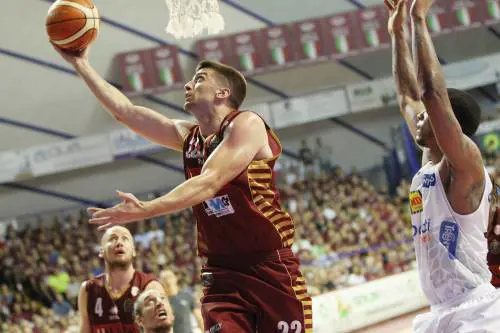 Venezia si rialza e pareggia i conti. Il ko di Sutton fa crollare Trento