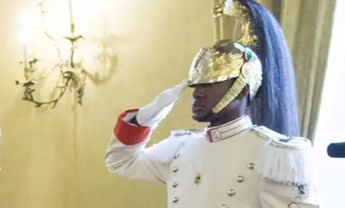 La storia del primo corazziere nero, dall'adozione in Brasile al Quirinale