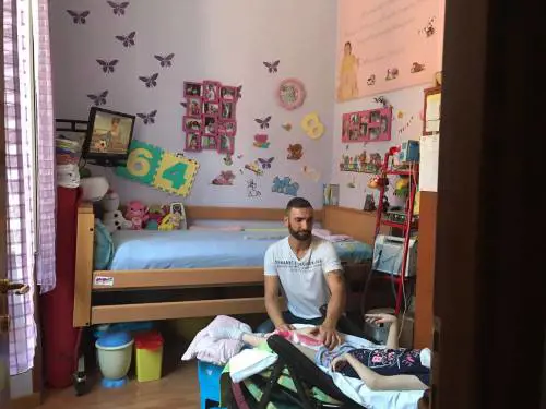 Berlusconi mantiene la promessa: aiuterà la figlia di Emmanuel