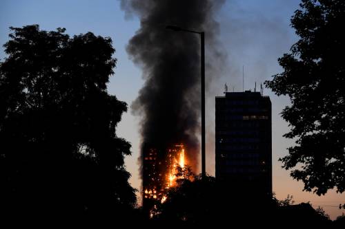Incendio Londra, salve due gemelline. La prima vittima è siriana