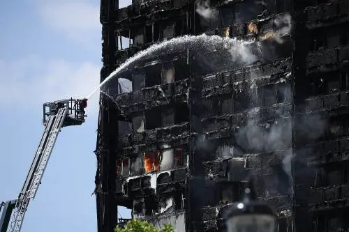 A fuoco il grattacielo trappola: "I bimbi lanciati dalle finestre"