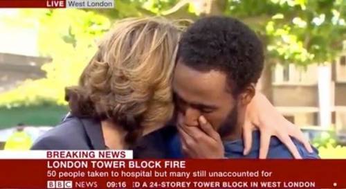 Londra, un sopravvissuto piange in diretta e la reporter lo abbraccia: "È stato orribile"