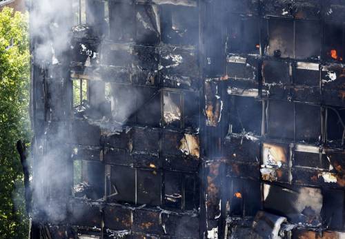 Incendio a Londra, l'ammissione della May: "Sostegno a vittime insufficiente"