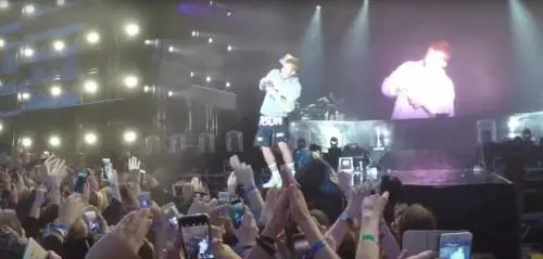 Justin Bieber si rifiuta di cantare "Despacito", un fan gli tira una bottiglia in testa