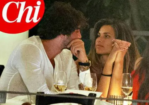 Dayane pubblica una foto abbracciata a De Martino, ma subito la cencella