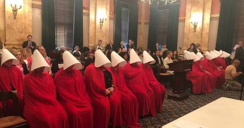 Ohio, la protesta delle "Ancelle" contro la legge che vuole limitare il diritto all'aborto