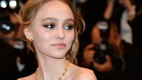 Lily-Rose Depp, topless bollente per la tintarella