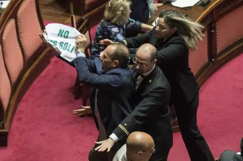 Ius soli, la Lega occupa i banchi del governo: è bagarre