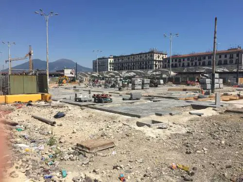 Tra eccellenza e abbandono, così Napoli dà il benvenuto ai turisti