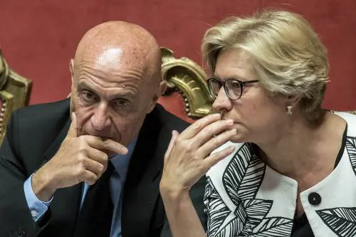 Il governo fa le corse per dare la cittadinanza a 800mila immigrati