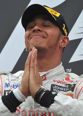 Hamilton sgrida il nipotino: "I maschi non indossano abiti da principessa". E scoppia la bufera sul web