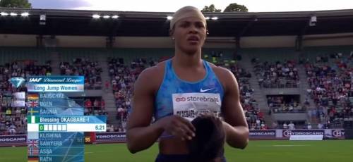 Oslo, l'atleta fa il salto in lungo e perde la parrucca