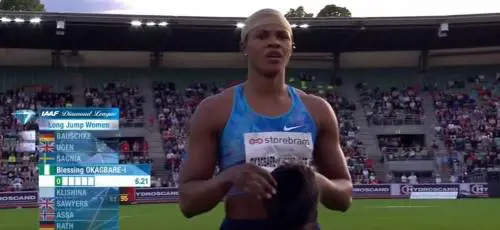 Oslo, l'atleta fa il salto in lungo e perde la parrucca