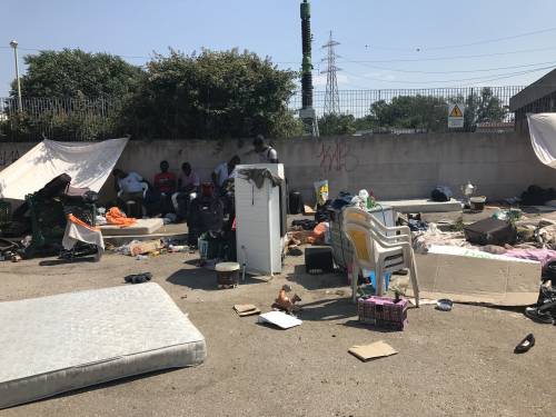 Caos migranti, a Roma centinaia in strada dopo lo sgombero di via Vannina