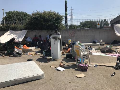 Roma, centinaia di migranti accampati in strada dopo lo sgombero dei palazzi occupati