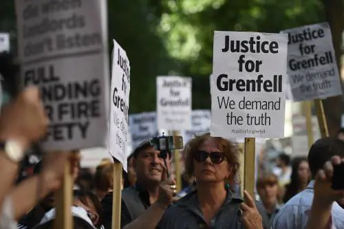 Rogo a Londra, rabbia e dolore La May contestata dai residenti