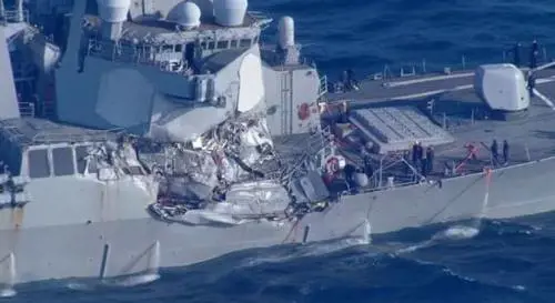 Mercantile urta nave militare Usa: 7 marinai dispersi in Giappone