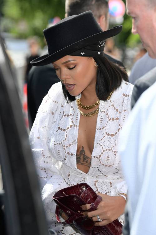 Rihanna super sexy alla Fondazione Vuitton