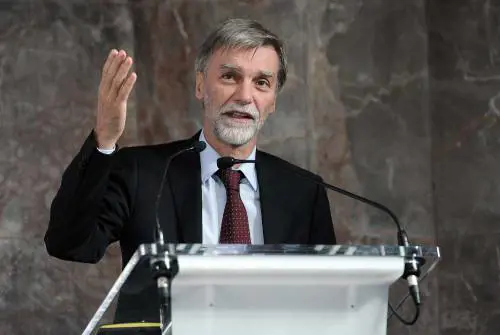 Migranti, Delrio frena sul blocco navale: "Non chiuderemo alcun porto"