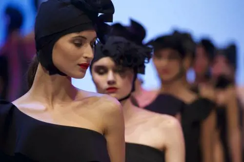 Gonne lunghe e scolli a cuore per sirene optical