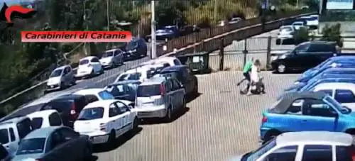 Tassista aggredito a calci e pugni: ecco il video del pestaggio