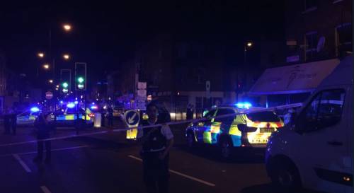 Londra, un van contro la folla: un morto e otto feriti